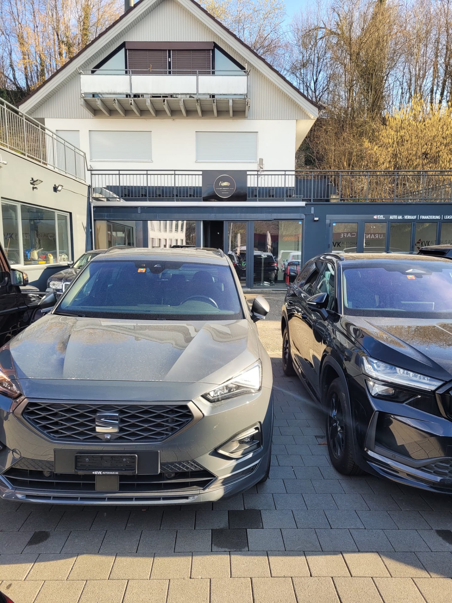 Fahrzeuge vor dem Eingang der Garage Aranova
