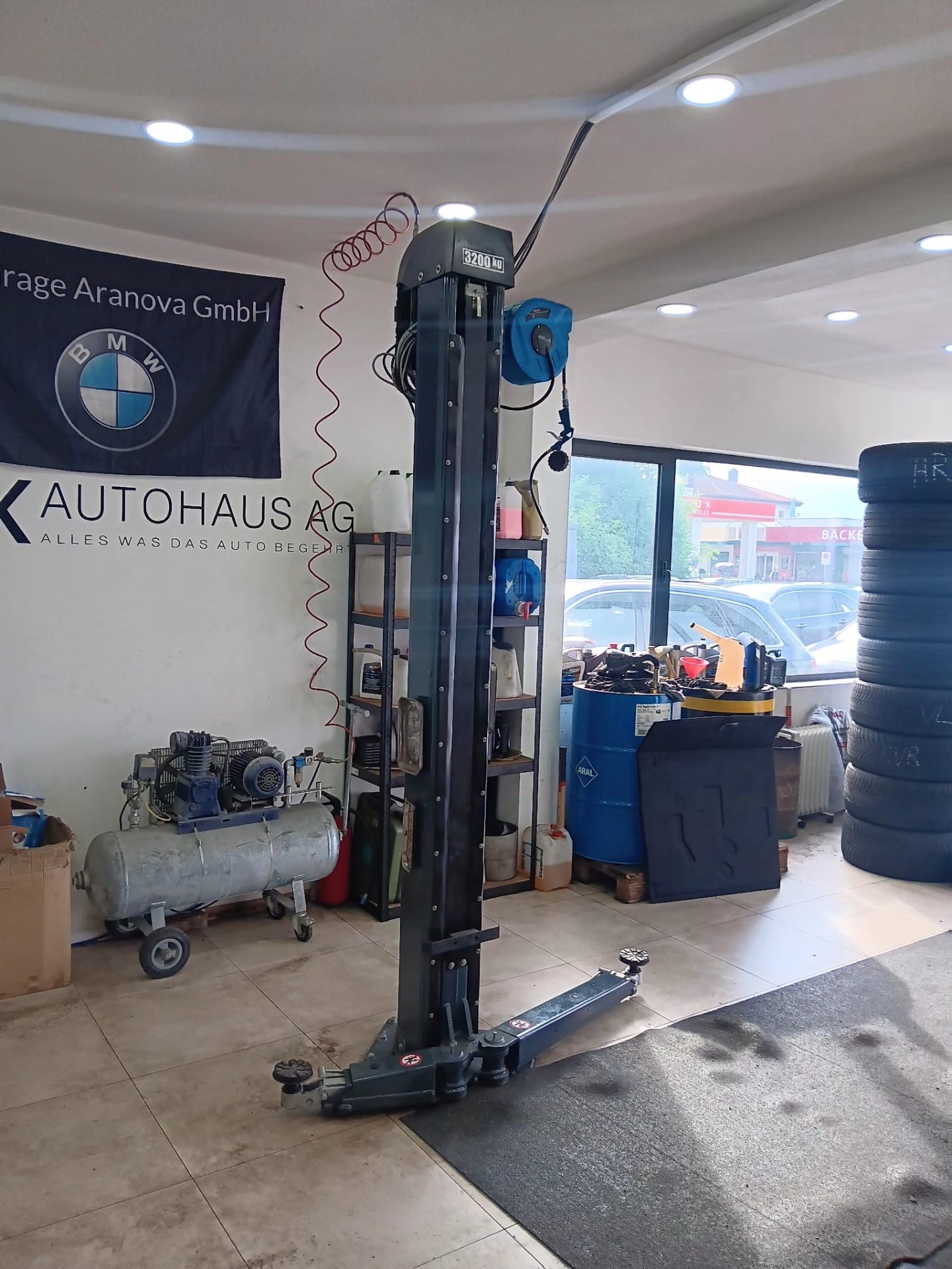 Mobile Hebebühne 3200 kg in der Werkstatt