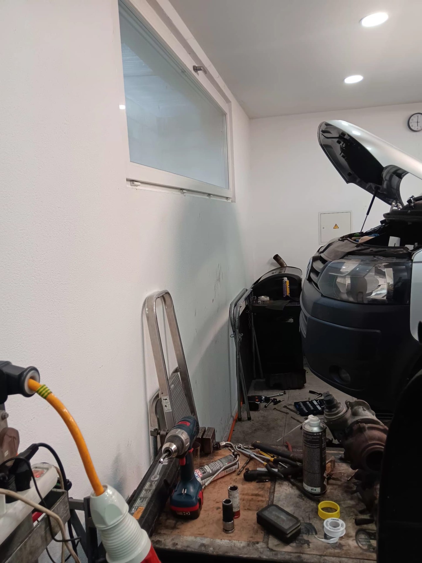 Motorrevision an einem Transporter