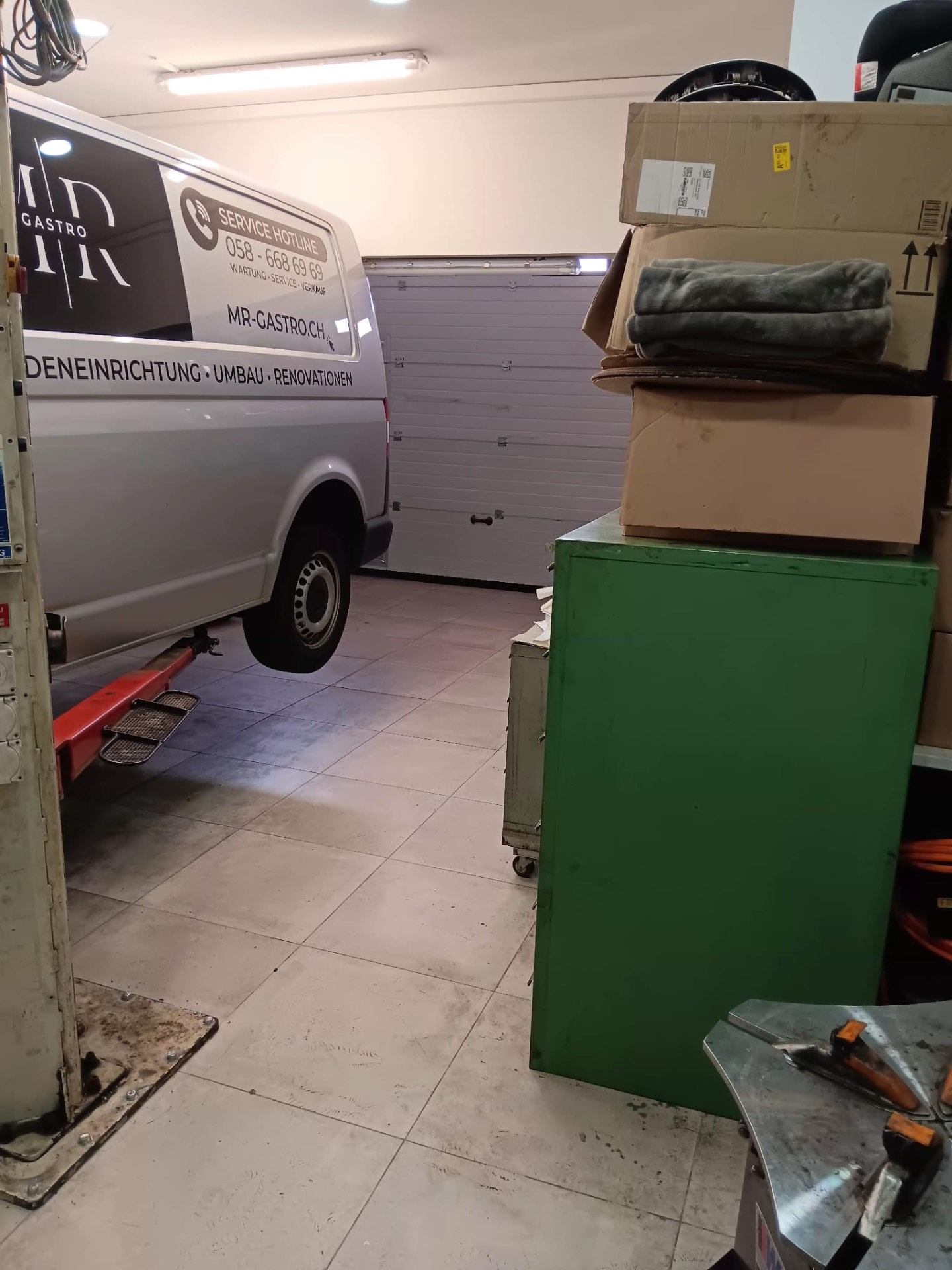 Servicearbeiten an einem VW Transporter