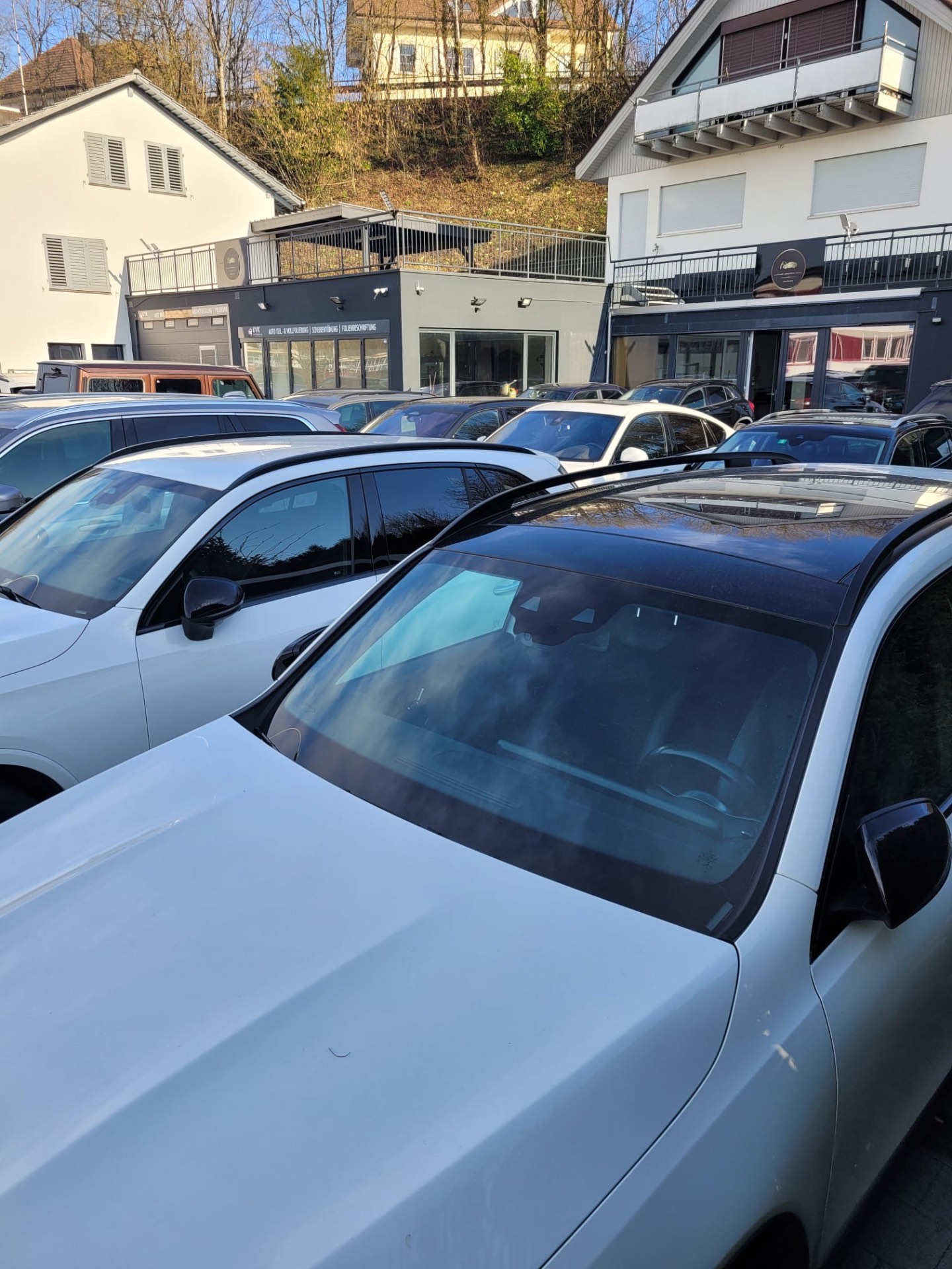Fahrzeugparkplatz vor der Garage Aranova