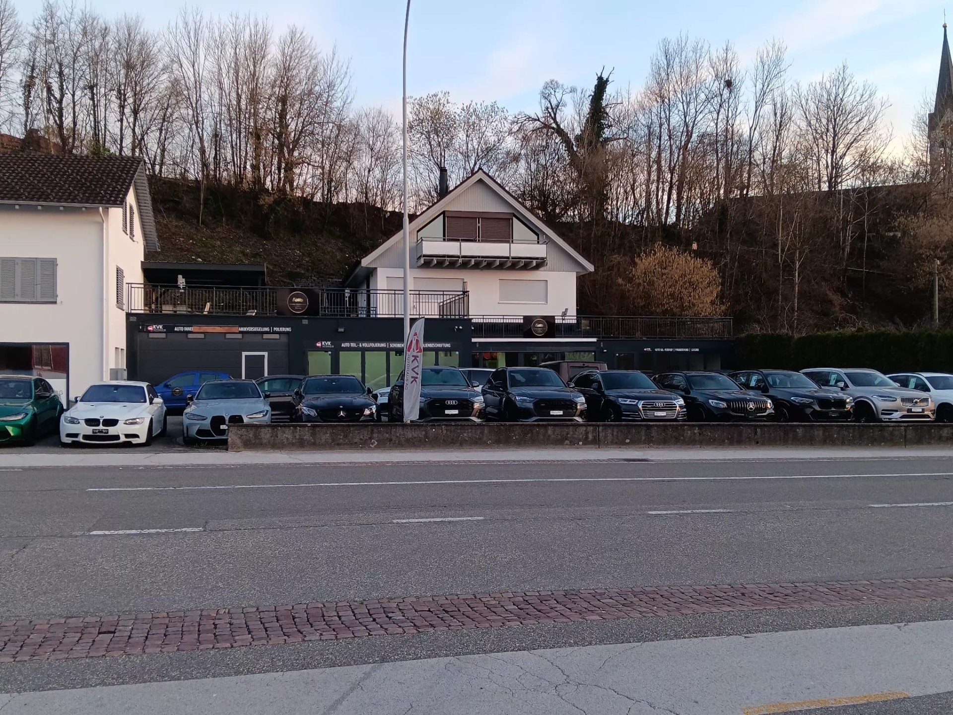 Frontansicht Garage Aranova mit Fahrzeugflotte