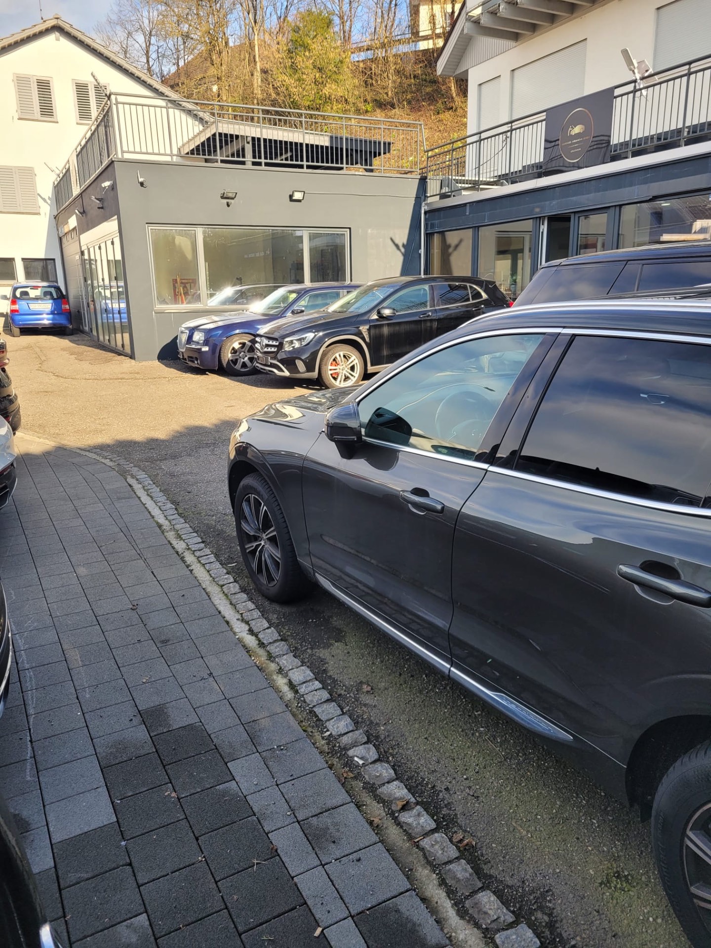 Seitenansicht Garage Aranova mit Kundenfahrzeugen