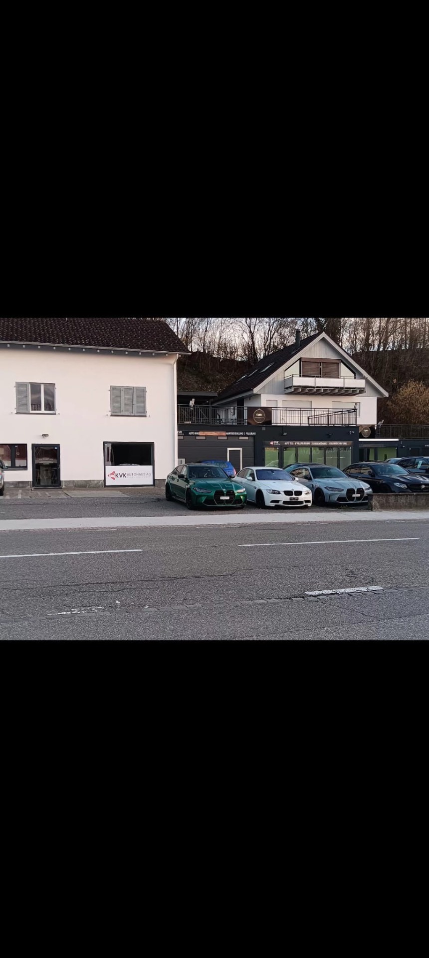 Aussenansicht Garage Aranova mit Fahrzeugen auf dem Parkplatz