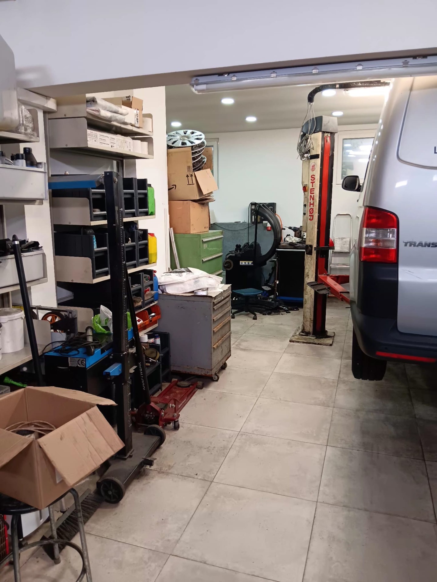 Werkstatt mit VW Transporter auf der Hebebühne