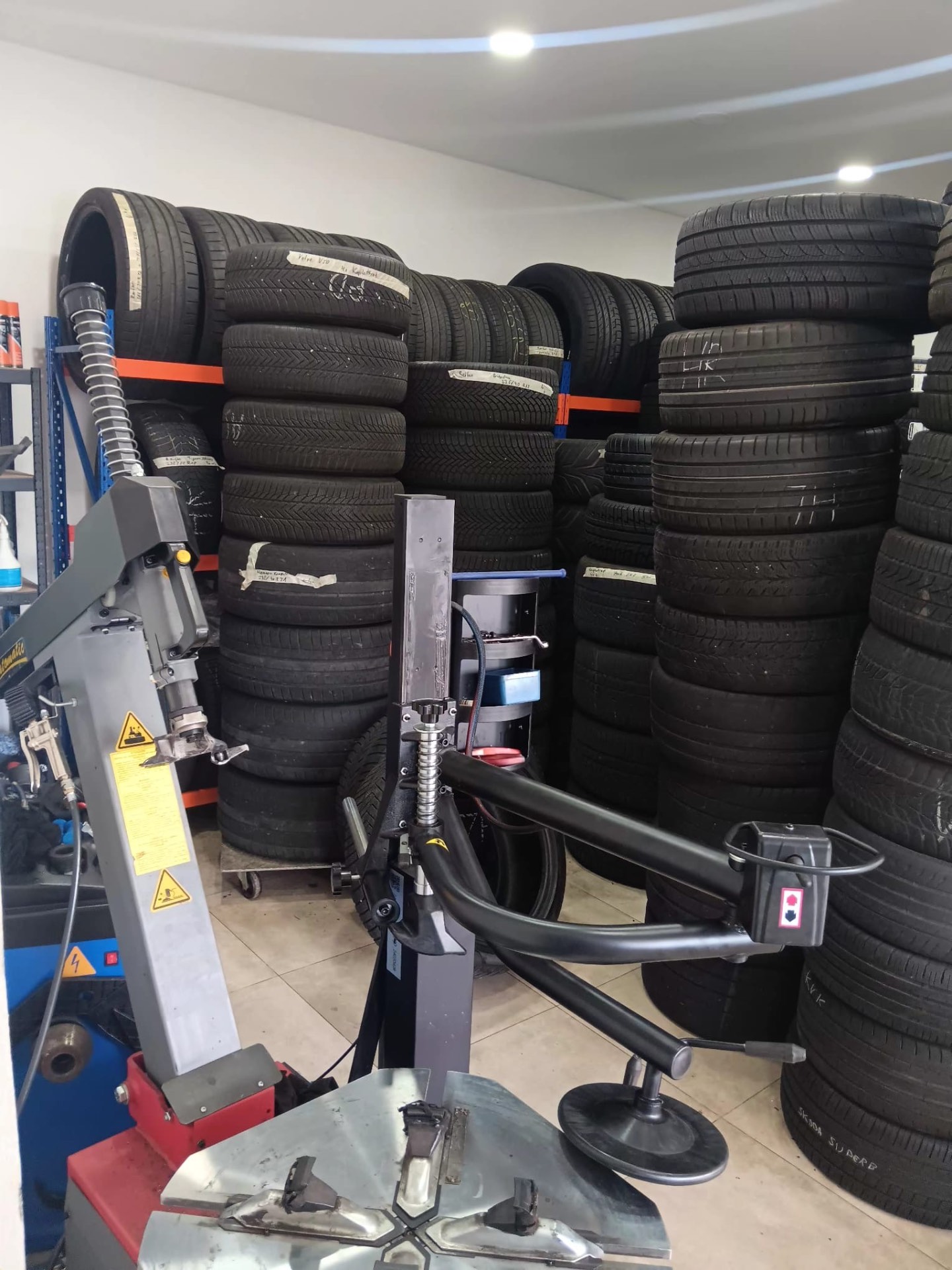 Reifenlager der Garage Aranova